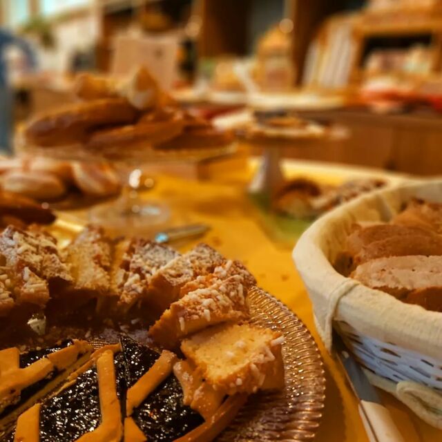 Buongiorno! Ecco a voi il nostro buffet di dolci ! #breakfasttime #colazionidacondividere  #colsoleinfronte #agriturismiitaliani #campagnatoscana #vivereunavitaacolori #countryhome #tuscanylovers  #discovertuscany